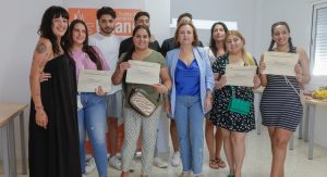 La delegada de Servicios Sociales, Catalina Alarcón, entrega los diplomas del programa “Formatéate” organizado por la Fundación Secretariado Gitano