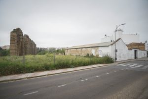 El alcalde anuncia el inicio del expediente para expropiar una parcela de más de cinco mil metros cuadrados frente al acueducto de Los Milagros que se transformará en zonas verdes y un auditorio al aire libre junto al monumento