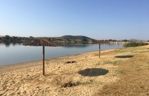 Instaladas 20 sombrillas en la zona de baño del embalse de Proserpina