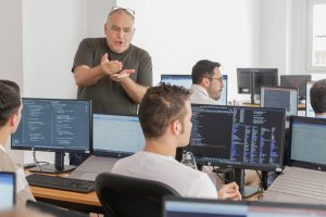El ayuntamiento felicita a la empresa STEMDO por duplicar sus puestos de trabajo en Mérida en su primer año de vida en la ciudad