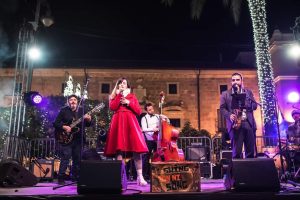 El grupo ‘Swing Ton Ni Song’ ofrecerá un concierto gratuito en la Plaza de España el próximo miércoles, 7 de diciembre, tras el pase del espectáculo de luz y sonido a las 20:00 horas