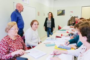 Cruz Roja imparte un taller de entrenamiento cognitivo para mayores en el Hogar de la Zona Sur
