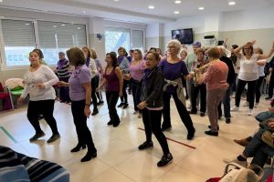Los centros de mayores organizan talleres de empoderamiento femenino a través de la música