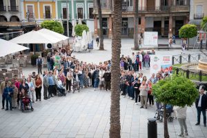 El alcalde participa junto con la Plataforma del Tercer Sector en un acto simbólico para motivar a las y los emeritenses a que marquen la ‘X Solidaria’ en su declaración de la renta