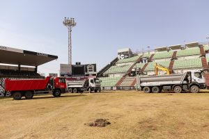 Continúan a buen ritmo los trabajos de renovación del césped del Estadio Romano José Fouto