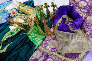 El Ayuntamiento entrega a Sus Majestades los Reyes Magos los nuevos trajes para las recepciones a niños y niñas que harán en Mérida