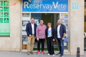 Abre en la calle Almendralejo de Mérida una nueva agencia de viajes dedicada a desplazamientos de larga distancia y de grupos que ha sido visitada hoy por el Alcalde y el delegado de Comercio