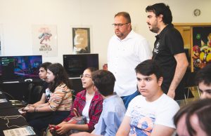 El alcalde visita la nueva ‘Sala Gamer’ que se ha habilitado en el Centro de Ocio Joven el Economato y que han estrenado los participantes del evento Game4Play