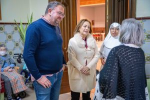 El alcalde realiza la tradicional visita al Hogar de Mayores Santa Teresa Jornet para felicitar las fiestas a las hermanas, trabajadores y a todas y todos los residentes