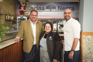 El alcalde visita el bar ‘La Encina Negra’ recién abierto por una joven emprendedora emeritense en la calle Constantino