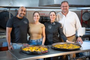 El alcalde visita el negocio hostelero `La Casa de la Paella y el Asado´, situado en el Camino Viejo de Mirandilla , con motivo de su primer aniversario