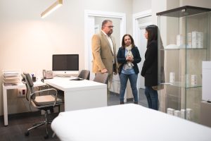 Rodríguez Osuna visita la nueva clínica Dorsia abierta en la calle Arzobispo Mausona que da trabajo a 7 profesionales