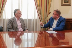 El alcalde Rodríguez Osuna mantiene una reunión de trabajo con el delegado del Gobierno en Extremadura para tratar las inversiones del Gobierno de España en Mérida que ascienden a más de 90 millones de euros y los actos de la Fiesta Nacional de la Guardia Civil que se celebrarán en la capital extremeña en el mes de octubre