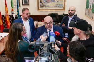El alcalde recibe al director de Amnistía Internacional España, Esteban Beltrán, que ya cuenta con una sede de la organización en Mérida