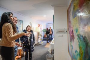 El alcalde visita en la Zona Sur el Taller de Pintura ‘Open Studio’ que ha abierto en la ciudad la artista emeritense Adela Navarro