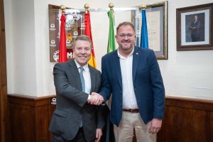 El presidente de Castilla la Mancha firma en el libro de honor del ayuntamiento de Mérida y mantiene un encuentro con el alcalde, Antonio Rodríguez Osuna