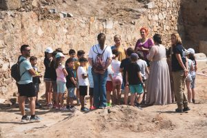 Decenas de escolares de Mérida realizan labores de “arqueólogos por un día” en el yacimiento de la Huerta de Otero con los alumnos de la Escuela Profesional Barraeca II