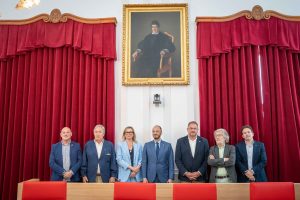 El vicepresidente del Congreso de los Diputados destaca la figura del político y jurista emeritense José María Calatrava, uno de los padres de la Constitución de 1812, como defensor de la democracia y las libertades “en unos tiempos como los actuales donde impera la propagación del odio”