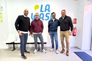 El alcalde visita la tercera lavandería autoservicio que la empresa La Wash abre en Mérida, concretamente en La Corchera