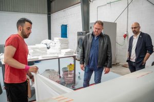 El alcalde visita ‘LavaMérida’ una nueva lavandería industrial abierta por el joven emeritense David Porrino que da servicio a hoteles, hostales y apartamentos turísticos