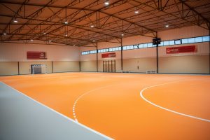 El alcalde inaugura las nuevas pistas del pabellón polideportivo de Nueva Ciudad tras la reforma integral, con una inversión municipal de 230.000 euros