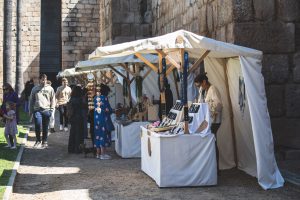 El mercado de artesanas regresa durante Semana Santa a la Plaza de las Méridas del Mundo con las nuevas casetas municipales