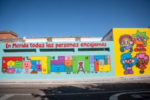 La fachada del CEE Emérita Augusta acoge el mural “En Mérida, todas las personas encajamos”, diseñado por el alumnado de la EASD de Mérida, junto a los usuarios del Centro Ocupacional `Proserpina´y la Escuela Profesional BARRAECA IV del Ayuntamiento de Mérida