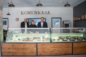 El alcalde visita ‘Komenkasa’ un nuevo negocio gastronómico que ofrece comida tradicional y casera y que ha abierto sus puertas en La Corchera