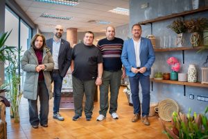 El alcalde visita una nueva floristería que abre sus puertas en Mérida, en la calle Marquesa de Pinares, y que está gestionada por dos vecinos de Calamonte que han apostado por la apertura de su nuevo negocio en la capital extremeña