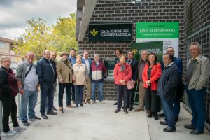 El alcalde inaugura el nuevo cajero automático en Nueva Ciudad ubicado en el Centro Cultural de la barriada acompañado por el Consejo Local de Mayores y las Asociaciones de Vecinos