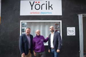 El alcalde visita el centro ‘Yörik, artístico-deportivo” en la Zona Sur que es pionero en la ciudad en clases de ‘impro’ y, además, ofrece múltiples talleres y clases deportivas para todas las edades