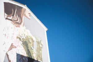 El Museo de Muralismo Contemporáneo de Mérida sigue creciendo con el nuevo mural de la portuguesa Tamara Alves que promueve la Igualdad de Género y que ha sido visitado hoy por el alcalde de la ciudad