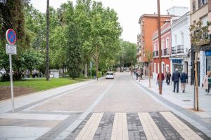 El alcalde visita la Rambla y la Puerta de la Villa tras su transformación en plataforma única que será recepcionada oficialmente la próxima semana