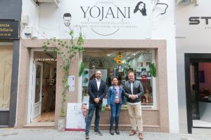 El alcalde visita la tienda de productos de peluquería y tratamientos capilares ‘Yojani’ ubicada en la calle Cervantes con motivo de su apertura este año en la ciudad