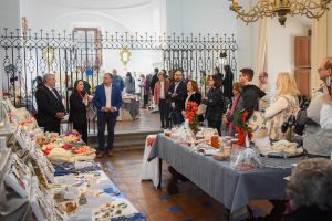 El alcalde agradece a PRODEAN la puesta en marcha de su tradicional Rastrillo de Navidad en el Parador y anima a la población a participar para recaudar fondos destinados aun proyecto solidario con Venezuela para repartir alimentos y crear un pozo