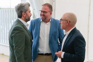 El alcalde, Antonio Rodríguez Osuna, ha visitado hoy las instalaciones de la empresa emeritense ‘Servitopo’ con motivo de la celebración de su 20 aniversario