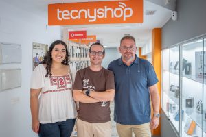 El alcalde y la delegada de Comercio visitanTecnyshop Mérida, la nueva franquicia de telefonía y tecnología móvil que ha abierto sus puertas en la Calle Moreno de Vargas