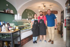 Abre en la calle Berzocana ‘El Aliño’, un nuevo comercio de aliños de aceitunas y productos gourmet que ha visitado el alcalde, Antonio Rodríguez Osuna