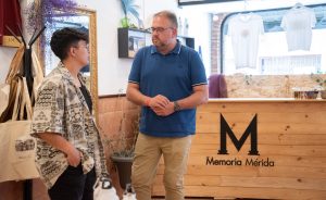 El alcalde visita ‘Memoria Mérida’ la nueva tienda de recuerdos y productos con imágenes de la ciudad que ha abierto sus puertas en José Ramón Mélida