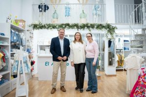 El alcalde ha visitado una nueva tienda de ropa infantil y juvenil que ha abierto sus puertas en la calle Camilo José Cela