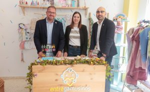 El alcalde destaca las oportunidades de empleo y negocio en los barrios emeritenses en su visita a la tienda de moda infantil ‘Entregamusinos’,en San Luis,que se ha especializado en la confección de trajes de romanos para las y los más pequeños de Mérida de cara a Emerita Lvdica