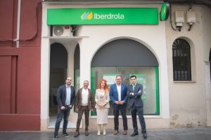 El alcalde visita la nueva oficina abierta por Iberdrola en Mérida para mejorar la atención a los clientes