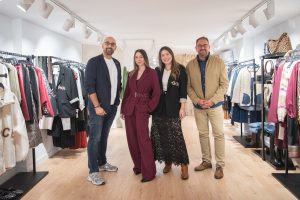 El alcalde visita la nueva tienda de moda ‘Mowrly’ que ha abierto sus puertas en Félix Valverde Lillo