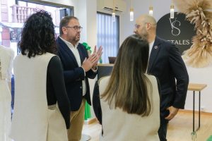 El alcalde visita la nueva tienda de moda ‘Vestales’ que ha abierto sus puertas en la calle Berzocana con gran éxito sus primeras semanas agotando la mayoría de sus diseños y propuestas textiles “únicas” en la ciudad