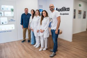 El alcalde visita la sede de la multinacional ‘Audika’ que ha abierto sus puertas este año en plena calle Santa Eulalia dedicada a la salud auditiva
