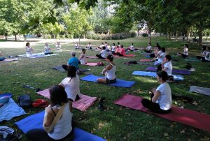 La Asociación Regional de Parkinson Extremadura organiza una clase gratuita de yoga en el Acueducto de los Milagros