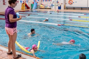 700 escolares participan en Pequeños Cocodrilos,  el programa de natación escolar para el alumnado de Infantil en La Argentina