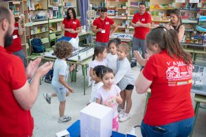 El alumnado de la Escuela de Aprendizaje Laboral Barraeca V imparte el programa “Súperchispas” en el que explican a escolares el funcionamiento de las energías renovables y electricidad básica
