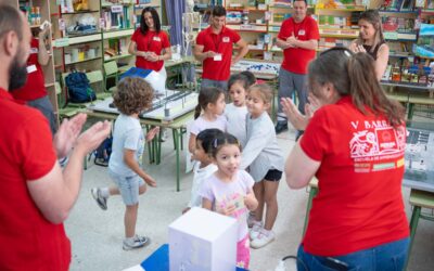 El alumnado de la Escuela de Aprendizaje Laboral Barraeca V imparte el programa “Súperchispas” en el que explican a escolares el funcionamiento de las energías renovables y electricidad básica
