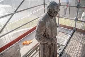 El Ayuntamiento inicia los trabajos de restauración y conservación de la escultura del Padre Panero